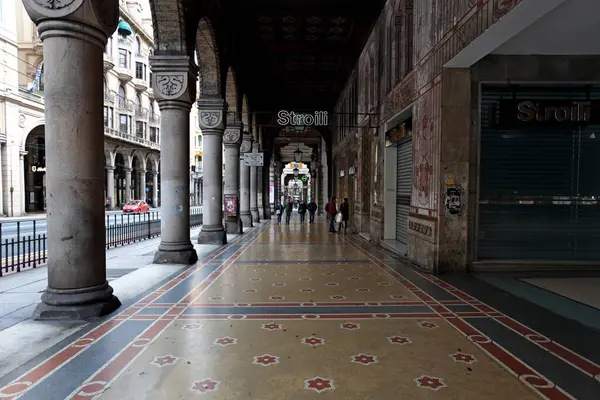 Cenova, İtalya - 1 Nisan 2024: Cenova Via XX Settembre 'nin karakteristik portreleri.