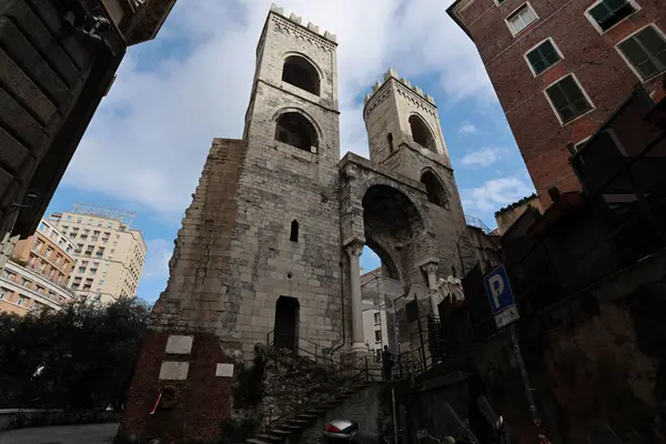 Cenova, İtalya - 1 Nisan 2024: Porta Soprana ve İtalya 'nın Cenova kentindeki Sant' Andrea Kuleleri.