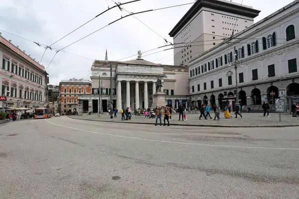 Cenova, İtalya - 1 Nisan 2024: Timelapse Piazza De Ferrari Cenova şehir merkezinde.