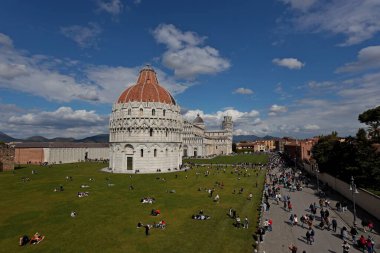 Pisa, İtalya - 25 Nisan 2024: Pisa 'daki muhteşem Piazza dei Miracoli kalabalığı.