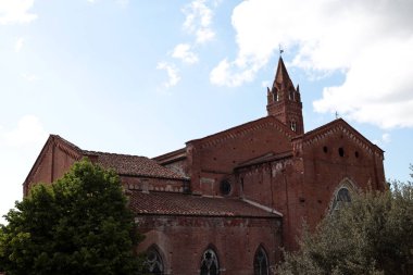 Pisa 'daki San Francesco Kilisesi antik şehir duvarlarından görüldü. İtalya.