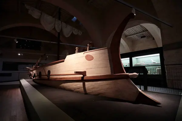 Pisa, İtalya - 25 Nisan 2024: Pisa 'daki antik gemiler müzesi. Eski bir Roma gemisinin üretimi.