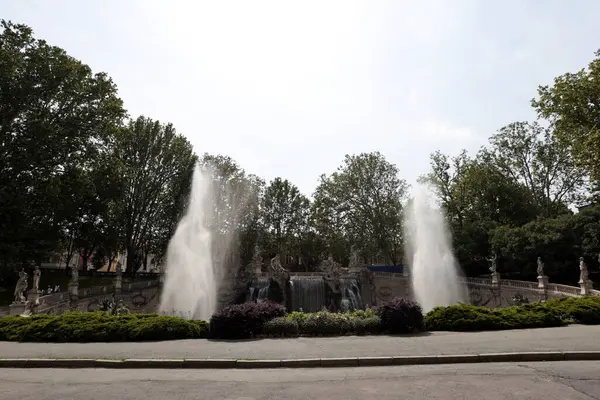 İtalya 'nın Torino kentindeki Valentino Parkı' nda 12 Aylık Çeşme.