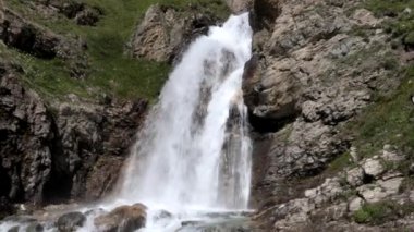 Gran Paradiso Ulusal Parkı 'ndaki Rhemes Vadisi' nde bulunan şelalelerden biri. Aosta Vadisi, İtalya.