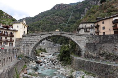 Aosta Vadisi, İtalya - 15 Ağustos 2024 - MÖ 1. yüzyılın başlarında inşa edilen Pont Saint-Martin, Aosta Vadisi 'ndeki Pont-Saint-Martin kentinde bulunan bir Roma taş köprüsü..