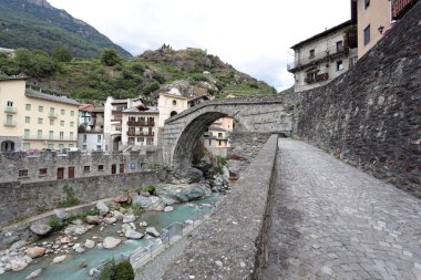 Aosta Vadisi, İtalya - 15 Ağustos 2024 - MÖ 1. yüzyılın başlarında inşa edilen Pont Saint-Martin, Aosta Vadisi 'ndeki Pont-Saint-Martin kentinde bulunan bir Roma taş köprüsü..