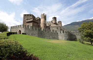 Fnis Kalesi, İtalya 'nın Aosta Vadisi' ndeki en ünlü ortaçağ kalelerinden biri..