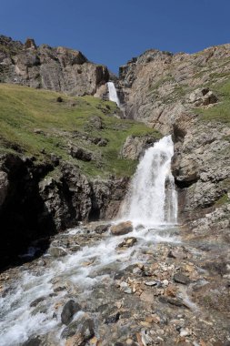 Gran Paradiso Ulusal Parkı 'ndaki Rhemes Vadisi' ndeki şelaleler. Aosta Vadisi, İtalya.