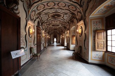 Aosta Vadisi, İtalya - 17 Ağustos 2024: I. Umberto tarafından yaptırılan Ganimet Galerisi, İtalya 'nın Aosta Vadisi' ndeki Sarre Kraliyet Kalesi 'nde yüzlerce dağ keçisi boynuzuyla yapılmıştır..