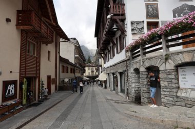 Courmayeur, Aosta Vadisi, İtalya - 18 Ağustos 2024: İtalya 'nın Aosta Vadisi' ndeki Alpler 'de ünlü bir kış ve yaz turizm beldesi olan Courmayeur' un merkezi.