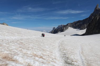 Valle d 'Aosta, İtalya - 21 Ağustos 2024: Mont Blanc üzerinde 3,466 metrede Punta Helbronner buzulunda turistler. Valle d 'Aosta, İtalya.