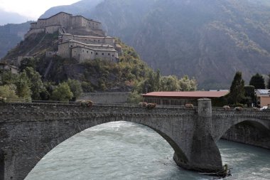Ortaçağ Köprüsü ve Ozan Kalesi, İtalya 'nın Aosta Vadisi' ndeki Bard köyünün üzerinde, Savoy Hanedanı 'nın güçlendirilmiş bir kompleksi..