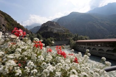 Ozan Kalesi, İtalya 'nın Aosta Vadisi' ndeki Bard köyünün üzerinde bulunan Savoy Hanedanı 'nın güçlendirilmiş bir tesisidir..