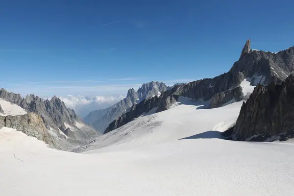 Punta Helbronner buzulu Mont Blanc 'ta 3,466 metrede. Aosta Vadisi, İtalya.