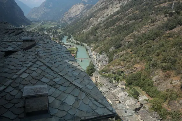 Ozan Kalesi 'nden Ozan Köyü ve Vadi manzarası Aosta Vadisi, İtalya.