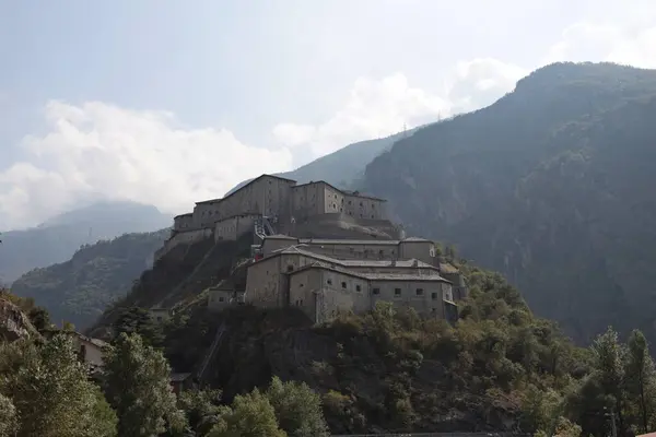 Ozan Kalesi, İtalya 'nın Aosta Vadisi' ndeki Bard köyünün üzerinde bulunan Savoy Hanedanı 'nın güçlendirilmiş bir tesisidir..