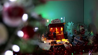 Yanıp sönen renkli ışıklarla Noel süslemeleri.