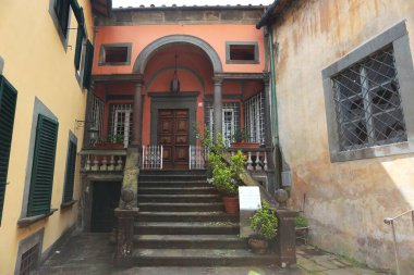 Bagni di Lucca, Toskana, İtalya - 25 Nisan 2025: Bagni di Lucca 'nın merkezinde tarihi bir ev.