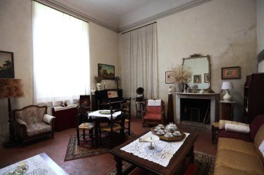 Bagni di Lucca, Tuscany, İtalya - 25 Nisan 2025: Bagni di Lucca 'daki Villa Webb Müzesi içindeki 19. yüzyıldan kalma mobilyaların üretimi.