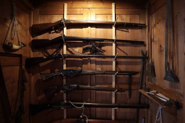 Bagni di Lucca, Tuscany, İtalya - 25 Nisan 2025: Bagni di Lucca 'daki Villa Webb Tarih Disiplin Müzesi' nin cephanelik odasında antik tüfek ve tüfeklerin kopyaları.