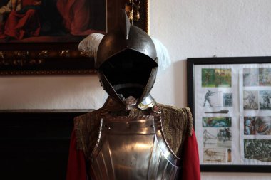 Bagni di Lucca, Tuscany, İtalya - 25 Nisan 2025: Bagni di Lucca 'daki Villa Webb Tarihi Disiplin Müzesi' nde 1600 'lerden kalma bir ortaçağ zırhının üretimi.