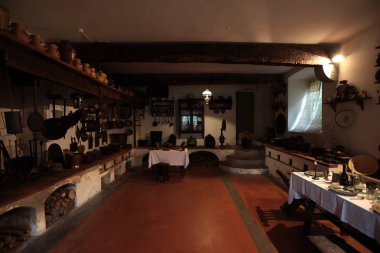 Bagni di Lucca, Tuscany, İtalya - 25 Nisan 2025: Bagni di Lucca 'daki Villa Webb Tarihi Disiplin Müzesi' nde 1600 'lerden kalma antik bir mutfağın yeniden üretimi.