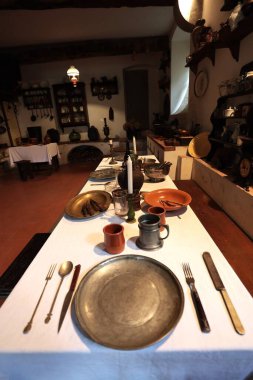 Bagni di Lucca, Tuscany, İtalya - 25 Nisan 2025: Bagni di Lucca 'daki Villa Webb Tarihi Disiplin Müzesi' nde 1600 'lerden kalma antik bir mutfağın yeniden üretimi.