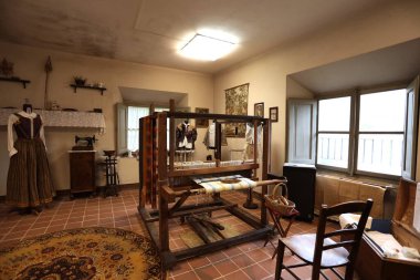 Bagni di Lucca, Tuscany, İtalya - 25 Nisan 2025: Bagni di Lucca 'daki Villa Webb Müzesi içinde dönemin terzilik aletleri olan bir odanın üretimi.