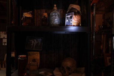 Bagni di Lucca, Toskana, İtalya - 25 Nisan 2025: Bagni di Lucca 'daki Villa Webb' de İmkansızlar Müzesi.