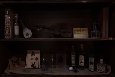 Bagni di Lucca, Toskana, İtalya - 25 Nisan 2025: Bagni di Lucca 'daki Villa Webb' de İmkansızlar Müzesi.