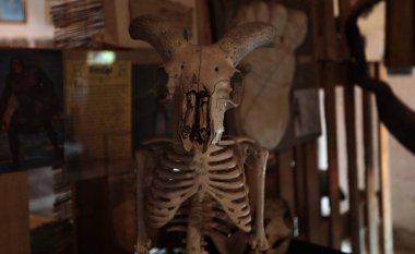 Bagni di Lucca, Toskana, İtalya - 25 Nisan 2025: Bagni di Lucca 'daki Villa Webb' de İmkansızlar Müzesi.