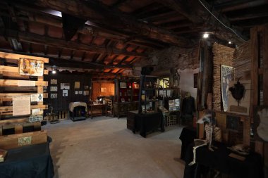 Bagni di Lucca, Toskana, İtalya - 25 Nisan 2025: Bagni di Lucca 'daki Villa Webb' de İmkansızlar Müzesi.