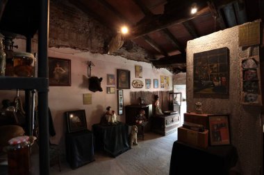 Bagni di Lucca, Toskana, İtalya - 25 Nisan 2025: Bagni di Lucca 'daki Villa Webb' de İmkansızlar Müzesi.