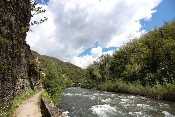 Bagni di Lucca, Tuscany, İtalya 'daki Lima deresinde yürüyüş..
