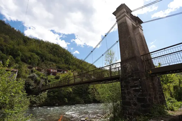 Bagni di Lucca 'daki Lima Köprüsü. Tarihi köprü 1921 yılında Bagni di Lucca, Toskana, İtalya 'da inşa edildi..