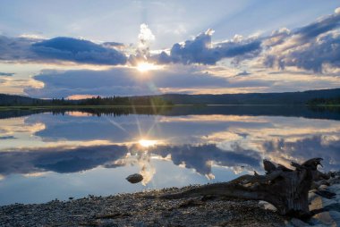 Norveç 'in Gausdal vadisinde Skeikampen yakınlarında Raudsjon Gölü üzerinde güzel bir günbatımı