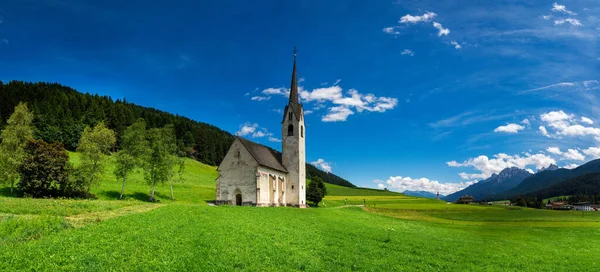 Panorama Église Sainte Madeleine Près Villabassa Dans Les Dolomites Italiennes — Photo