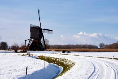 Hollanda köyü Dussen yakınlarındaki karlı bir arazide, Noorêdse Molen yel değirmeni.