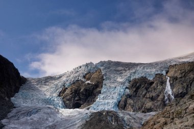 Buarbreen buzulu Norveç 'in Odda kasabası yakınlarındaki Folgefonna buzulundan kopmuş bir buzuldur.
