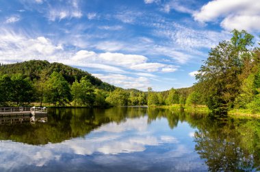 Rhineland-Palatinate 'de Alman köyü Fischbach bei Dahn yakınlarındaki Casuslar Vadisi' nde bir göl manzarası