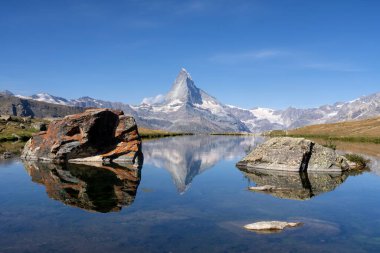 İsviçre köyü Zermatt 'ın üzerindeki Stellisee' den Matterhorn 'a bakın.