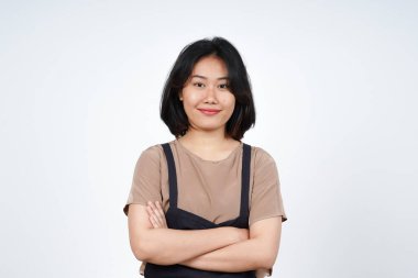 Beyaz arka planda izole edilmiş güzel Asyalı kadının gülümseyen ve kameraya bakan