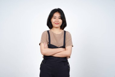 Beyaz arka planda izole edilmiş güzel Asyalı kadının gülümseyen ve kameraya bakan