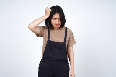 Beyaz arka planda tecrit edilmiş güzel bir Asyalı kadının baş ağrısı.