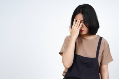 Beyaz arka planda tecrit edilmiş güzel bir Asyalı kadının baş ağrısı.