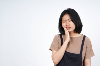 Beyaz arka planda tecrit edilmiş güzel bir Asyalı kadının diş ağrısı jesti