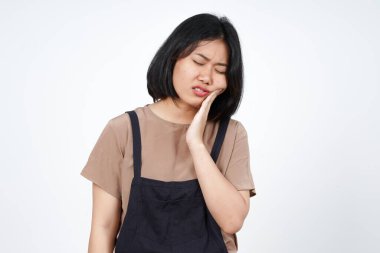 Beyaz arka planda tecrit edilmiş güzel bir Asyalı kadının diş ağrısı jesti