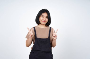 Beyaz arka planda tecrit edilmiş Güzel Asyalı Kadın Barış işareti gösteriliyor