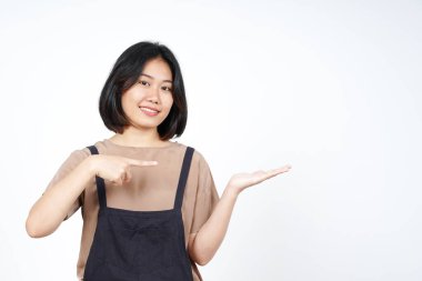 Beyaz arka planda tecrit edilmiş güzel Asyalı Kadın Açık Avuç 'ta Ürünleri Gösterme ve Sunma