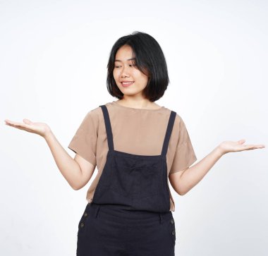 Açık Avuç 'ta Beyaz Üzerine İzole Güzel Asyalı Kadın' ın İki Ürününü Göstermek ve Sunmak